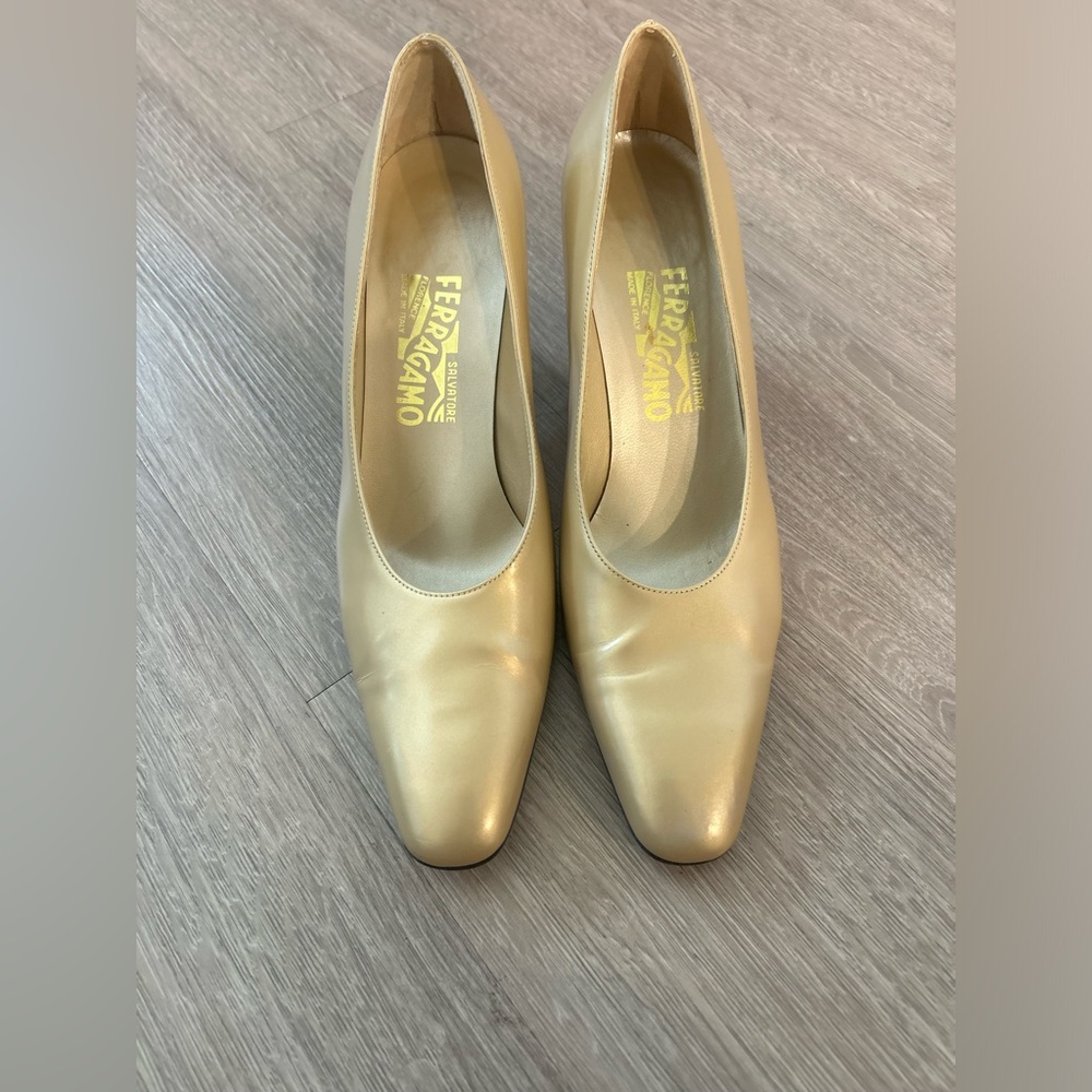 Salvatore Ferragamo Women's Cream/Gold Pumps size 9.5